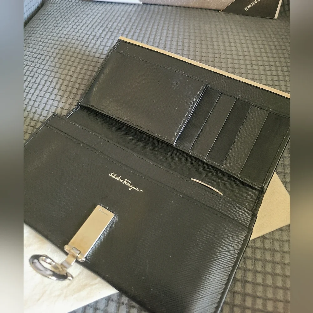 ❤️‍🔥Salvatore Ferragamo Gancini Continental Wallet❤️‍🔥 - Picture 5 of 12